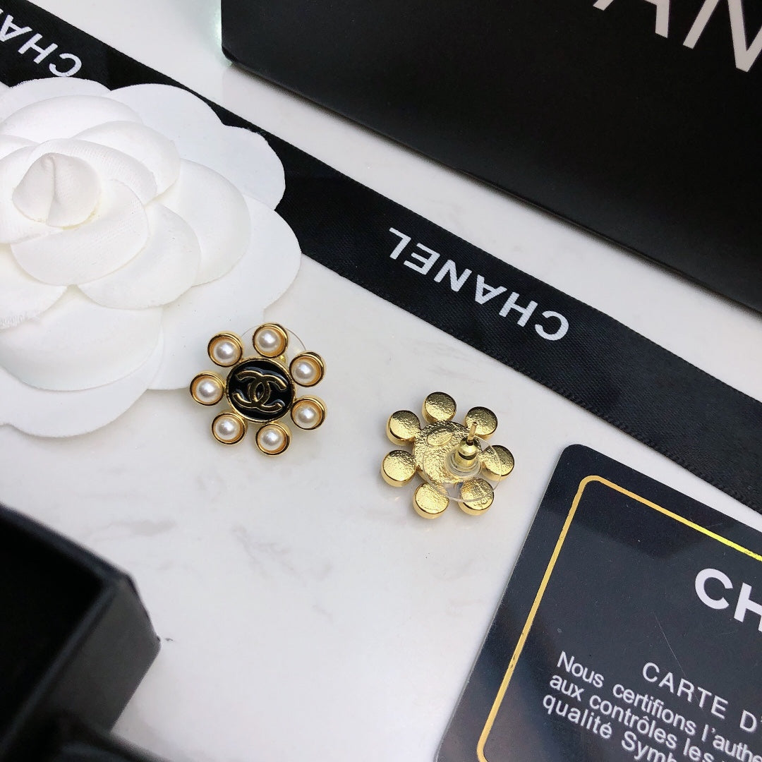 18K  Chanel Flower Pearls Earrings